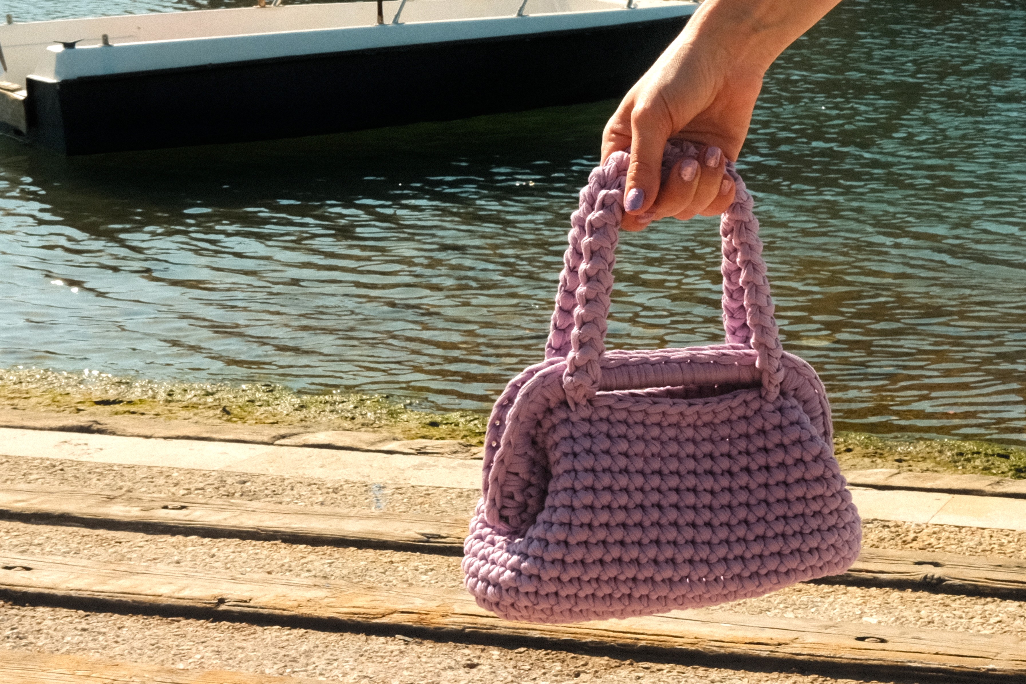 Borsa handmade lilla vicino all'acqua